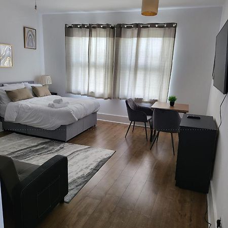 Immaculate 1-Bedroom In Greenhithe Exteriör bild