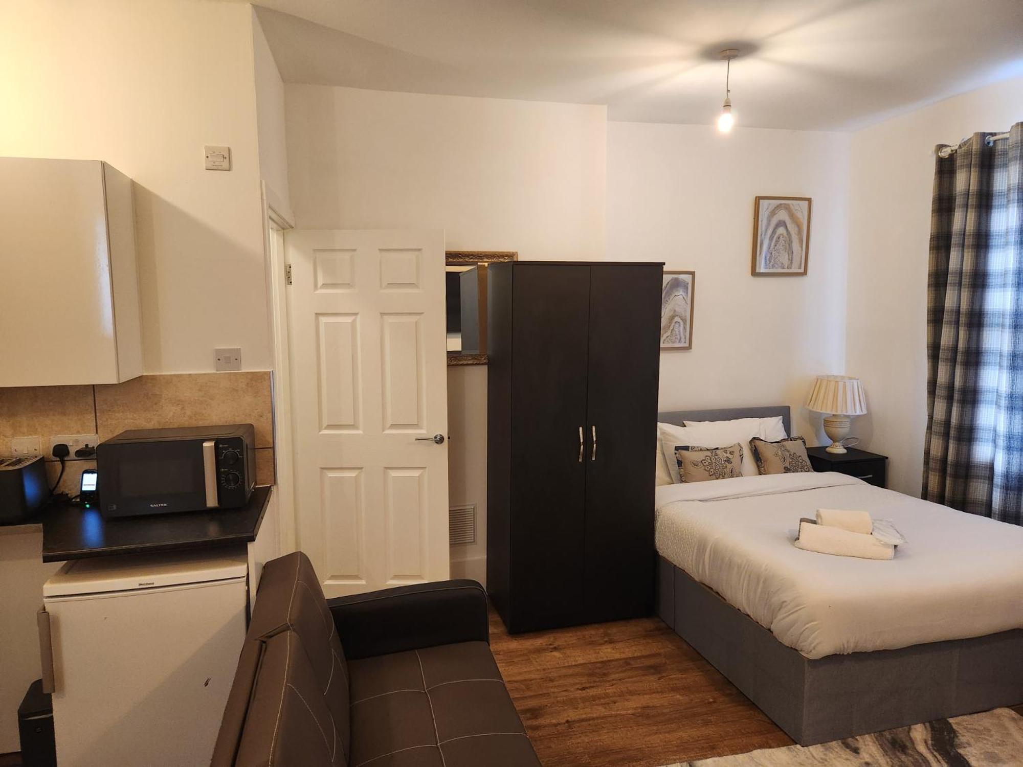 Immaculate 1-Bedroom In Greenhithe Exteriör bild